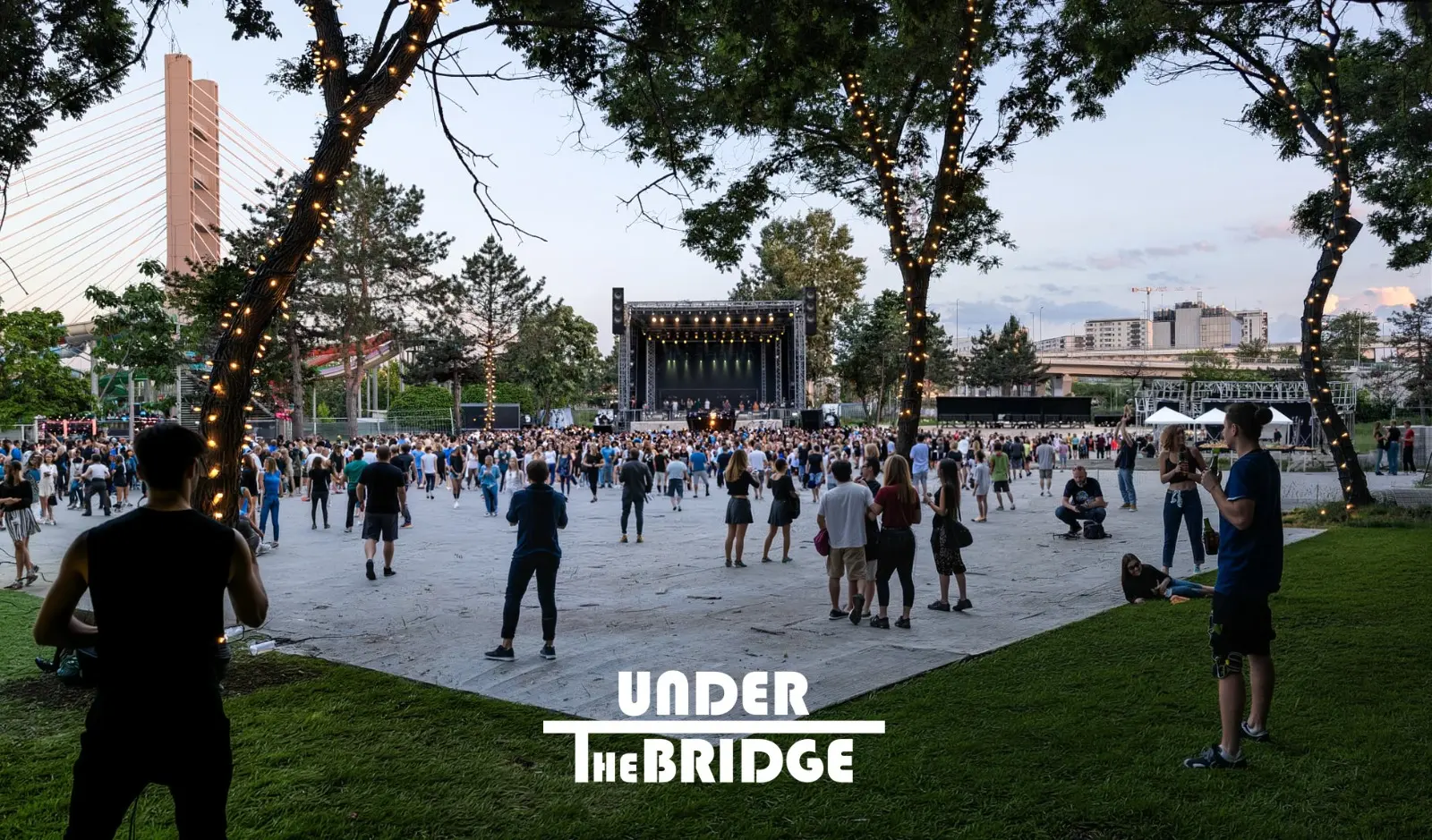 Scena și publicul la Under The Bridge